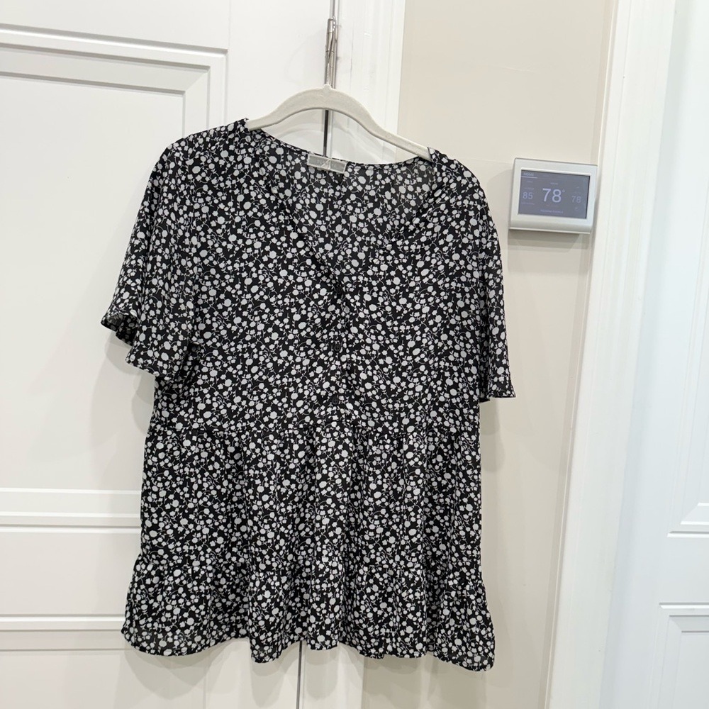 Pleione Black White Floral Tiered Babydoll Blouse V-Neck Button Front Top